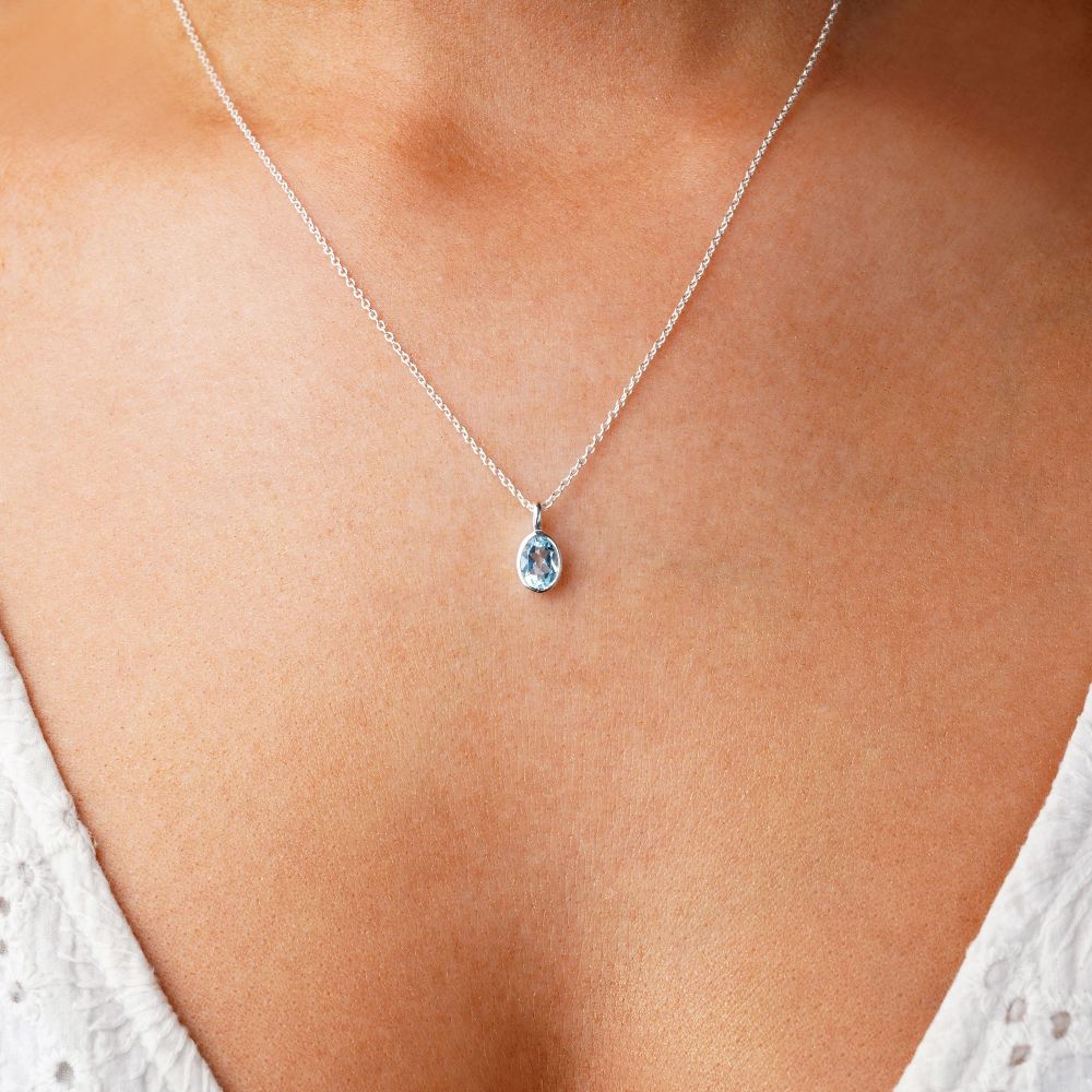 Joyas con piedra preciosa Topacio Azul, que simboliza la comunicación. El topacio azul es la piedra de nacimiento de diciembre y es perfecto para usar como collar.