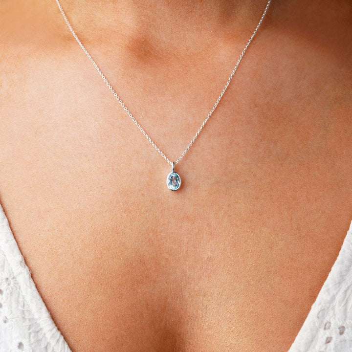 Joyas con piedra preciosa Topacio Azul, que simboliza la comunicación. El topacio azul es la piedra de nacimiento de diciembre y es perfecto para usar como collar.