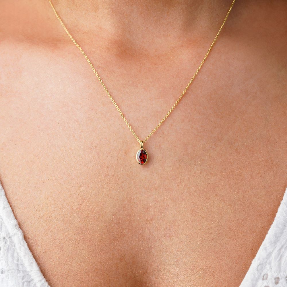 Collar de granate en oro que es la piedra de nacimiento de enero. Joyas con piedra preciosa roja Granate, que simboliza la pasión.