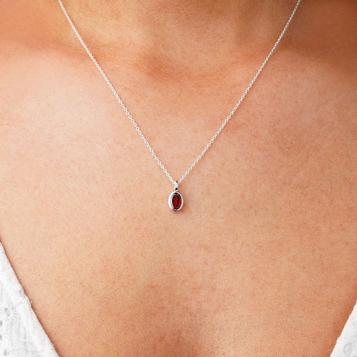 Joyas con piedra preciosa roja Granate, que simboliza la pasión y la fuerza. Collar con cristal Granate que es la piedra de nacimiento de enero y hermoso para usar como collar.