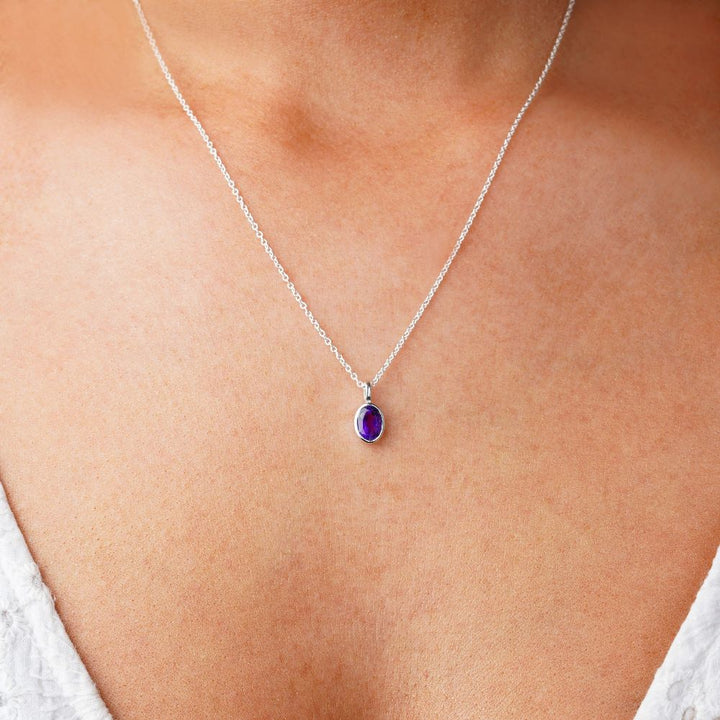 Collar con piedra preciosa violeta Amatista que es una piedra protectora. Joya con cristal violeta Amatista, que es la piedra de nacimiento de febrero.