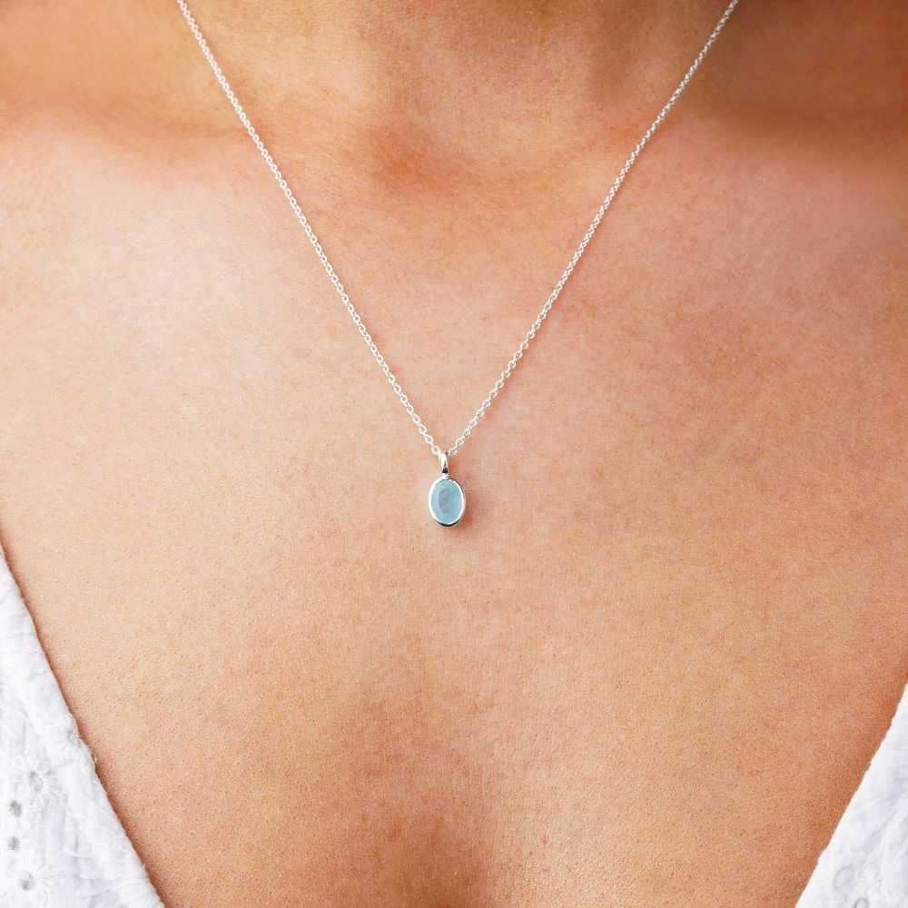 Collar con Aguamarina en plata que significa comunicación. Las joyas con piedra de nacimiento de marzo son aguamarina azul.