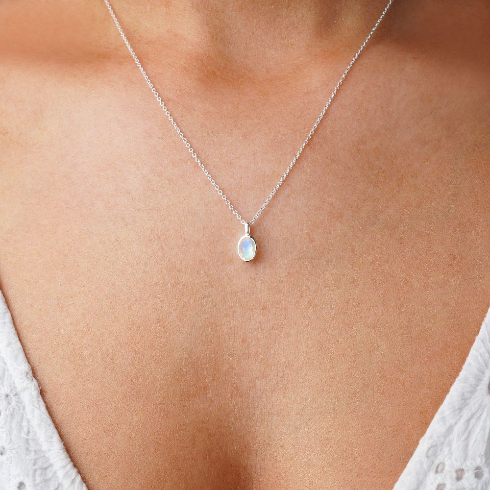 Collar de plata con Piedra Luna Arcoíris, que es la piedra de nacimiento de junio. Joyas de cristal con piedra lunar que brilla en azul y representa el poder femenino.