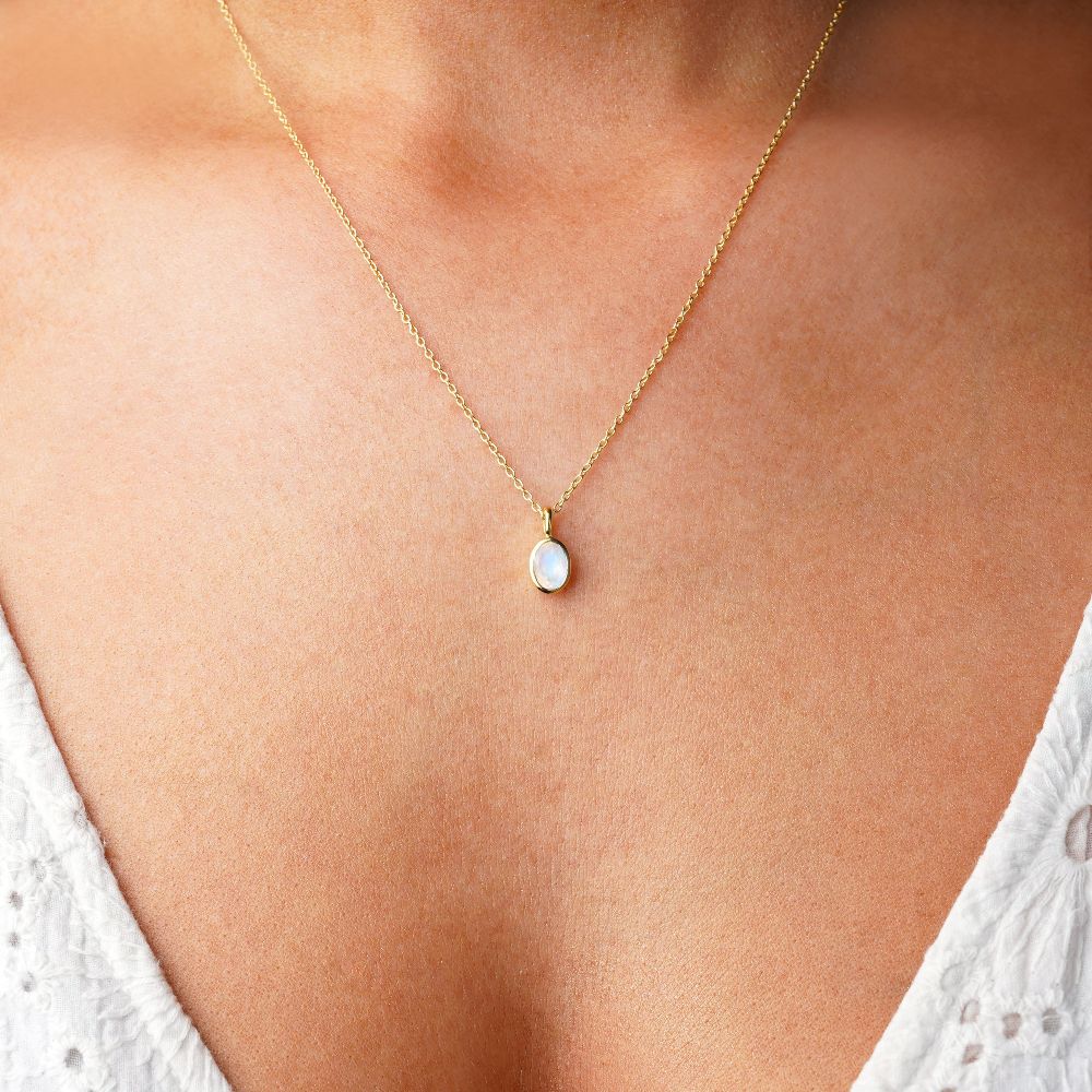 Collar de oro con Piedra Luna Arcoíris, que es la piedra de nacimiento de junio. Collar con Piedra Luna en oro, que simboliza el poder femenino, la calma y la energía.