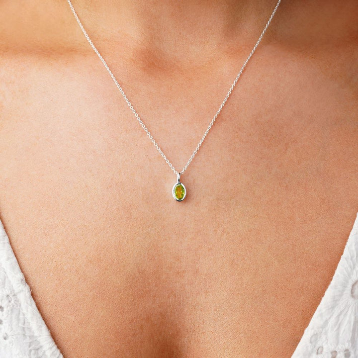 Joyas de cristal con peridoto verde, que es la piedra de nacimiento de agosto. Collar con piedra preciosa verde Peridoto en plata.