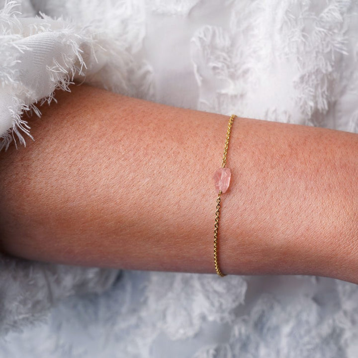 Pulsera de oro con pequeño cristal rosa Cuarzo Rosa. Pulsera en oro con una piedra preciosa rosa en bruto Cuarzo Rosa.