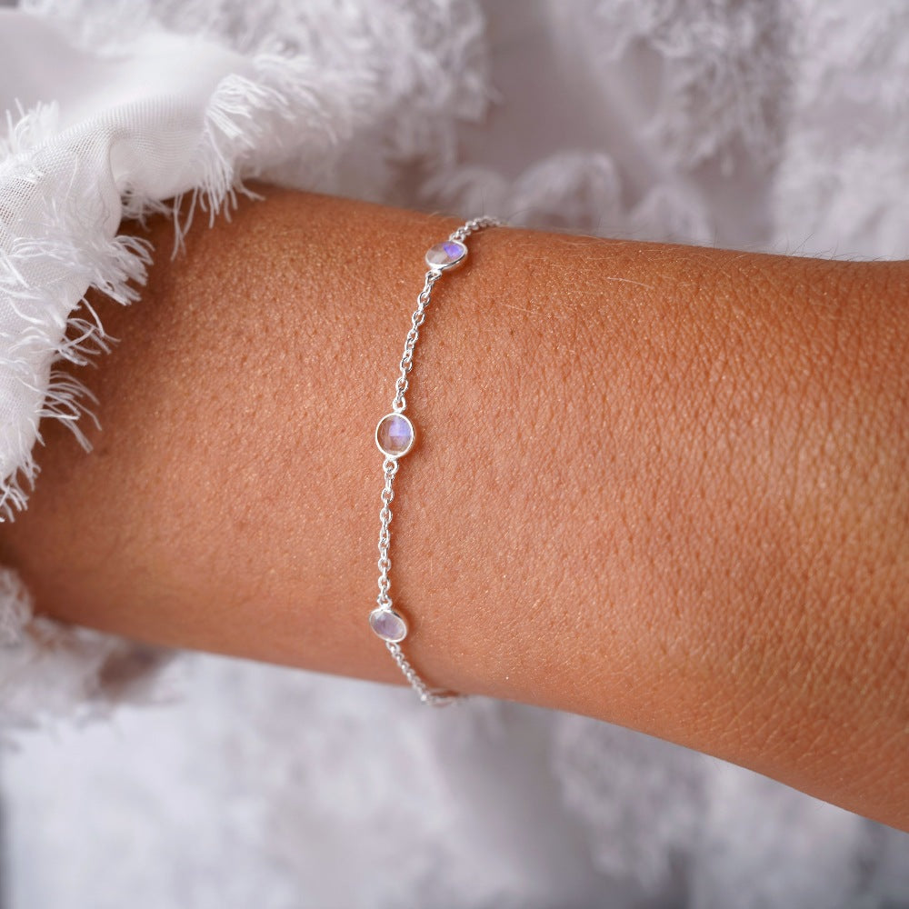 Pulsera con Piedra Luna Arcoíris, que es la piedra de nacimiento del mes de junio. Pulsera de cristal con mágica piedra lunar de cristal que es la piedra de nacimiento de junio.