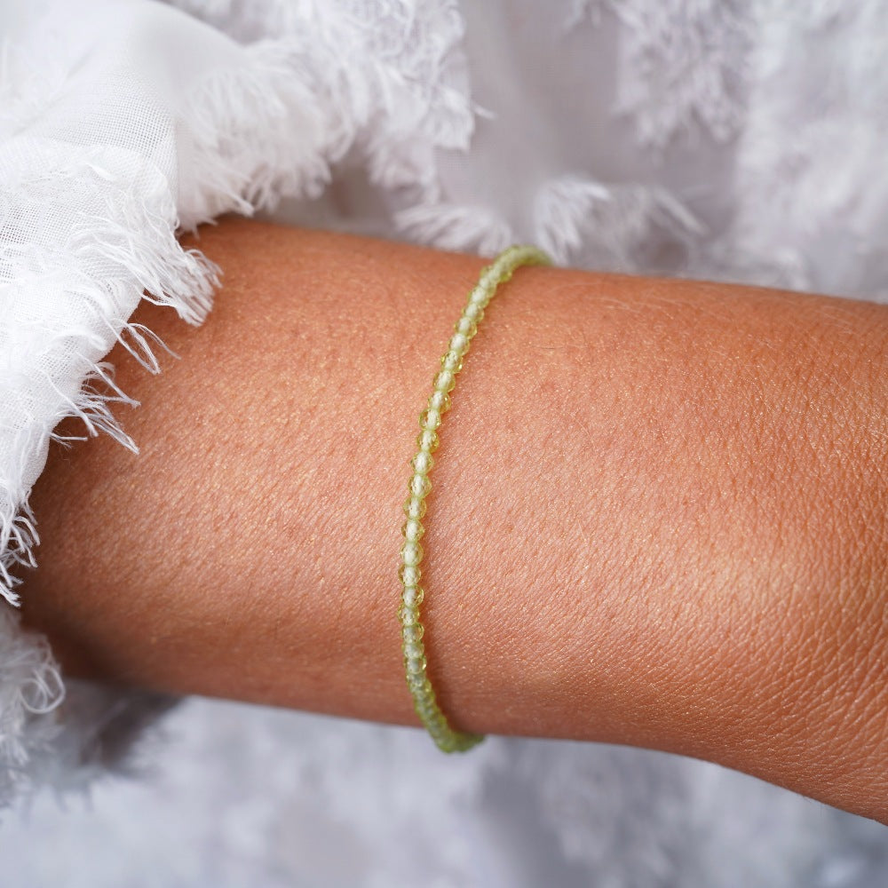 Pulsera con piedra preciosa verde Peridoto que es la piedra de nacimiento de agosto. Pulsera de cristal con cuentas de piedras Peridoto verdes.