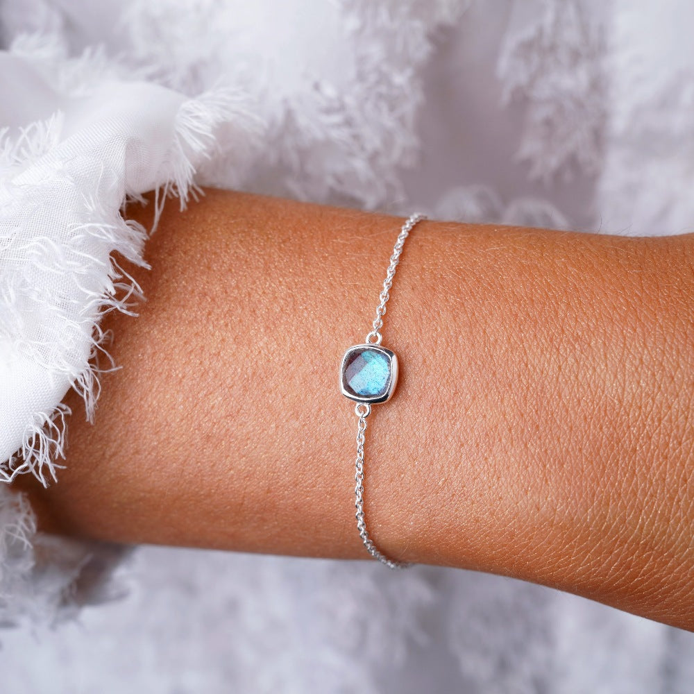 Pulsera de cristal en plata con Labradorita. Pulsera mágica de cristal con Labradorita que representa magia, meditación y fuerza.