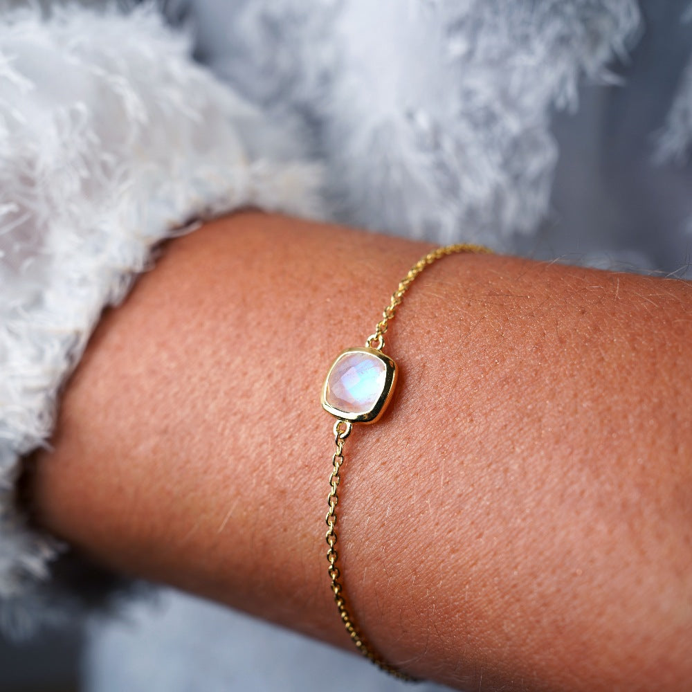 Pulsera de cristal con Piedra Luna que tiene un brillo azul. Pulsera de oro con Piedra Luna Arcoíris, que es la piedra de nacimiento de junio y tiene un brillo precioso.