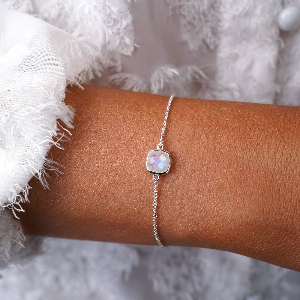 Pulsera de plata con cristal Rainbow Moonstone. Pulsera con Piedra Luna, que es la piedra natal de junio y tiene un brillo precioso.