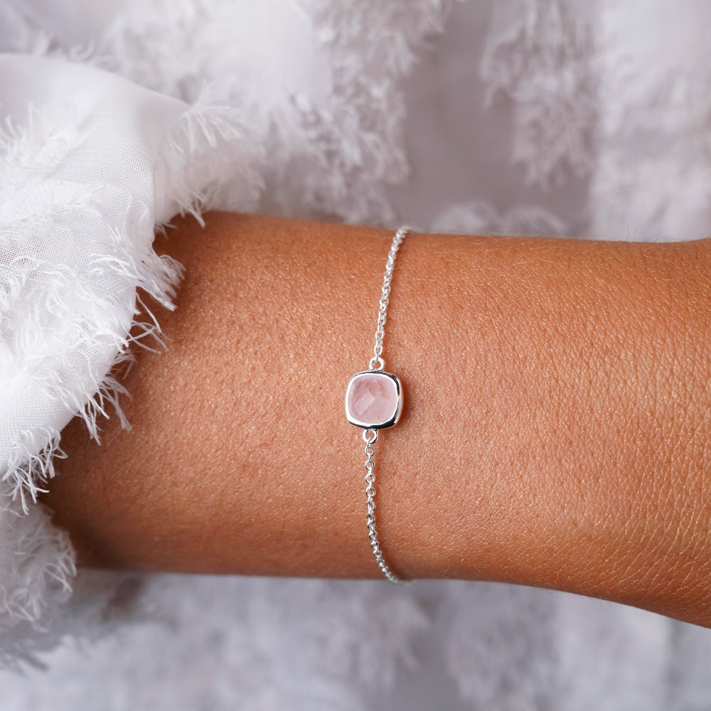 Pulsera de plata con cristal de Cuarzo Rosa que es la piedra de nacimiento de Octubre. Pulsera de piedras preciosas con cristal rosa Cuarzo rosa que simboliza el amor.