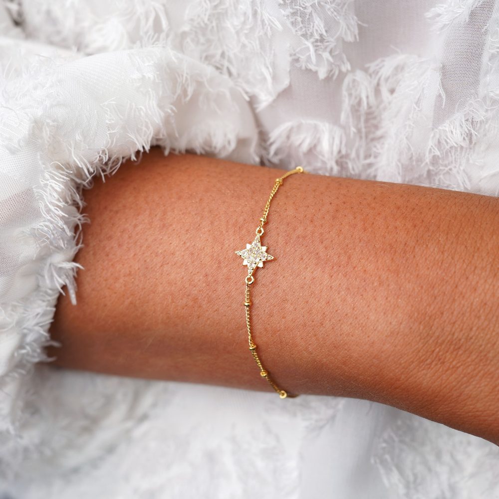 Pulsera de oro con estrella de cristales. Preciosa pulsera en oro y con una estrella brillante.