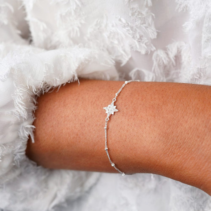 Pulsera de plata con estrella y cristales de Topacio Blanco. Pulsera de estrellas en plata con piedras preciosas reales.