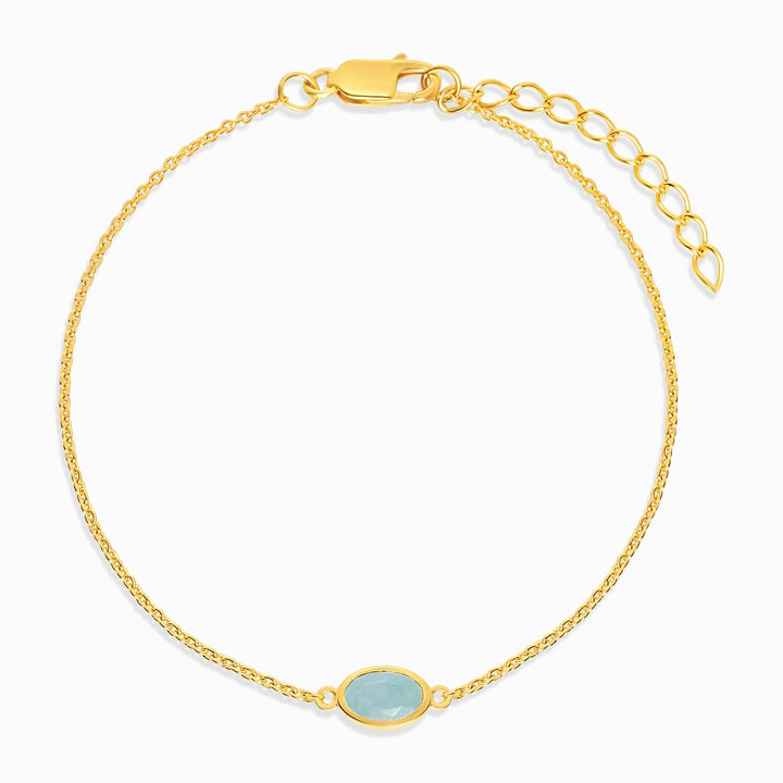 Pulsera de oro con la piedra natal de marzo, Aguamarina, que tiene un color azul. Pulsera de cristal con cristal azul Aguamarina en oro.