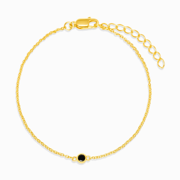 Pulsera de oro con cristal negro Onyx que es la piedra de nacimiento de julio. Pulsera con Ónix que representa confianza, protección y éxito.