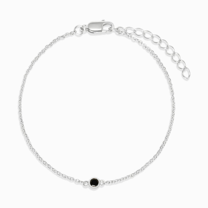 Pulsera con cristal Onyx, que es una piedra preciosa negra y preciosa. Joyas con Ónix a modo de pulsera.