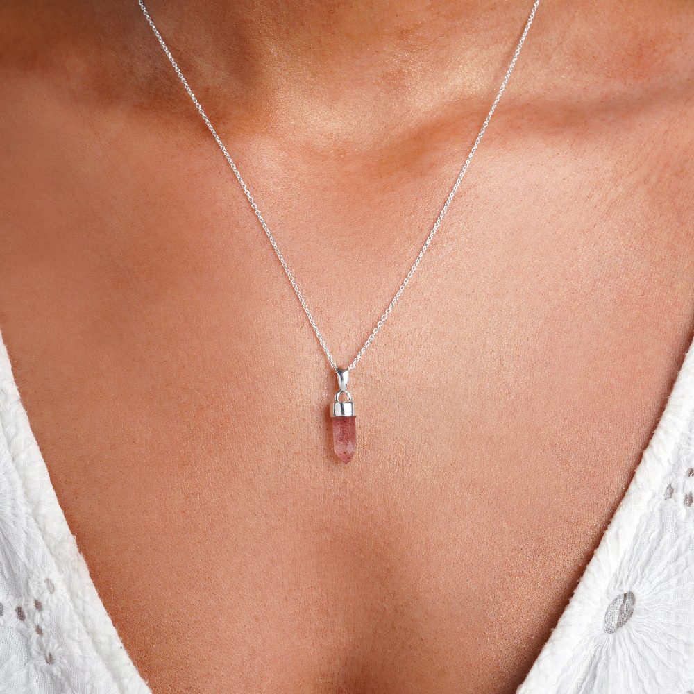 Collar de cuarzo fresa rosa roja en plata de primera ley. La piedra preciosa representa alegría y amor.