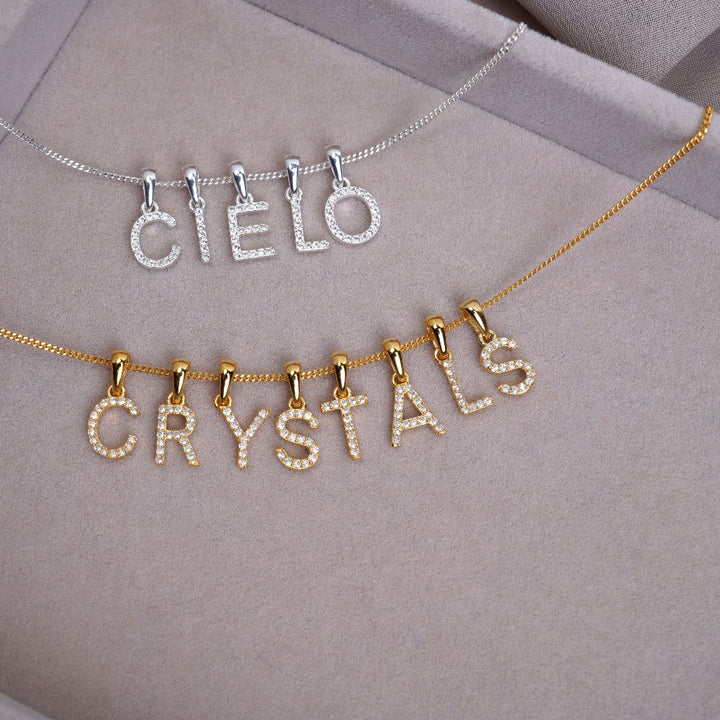 Charms de cristal con letras en plata y oro. Colección de joyas con letras y cristales reales.