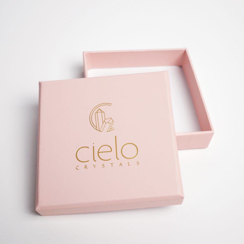 Caja de regalo rosa para joyería. Caja de regalo en color rosa con logo dorado en la tapa.