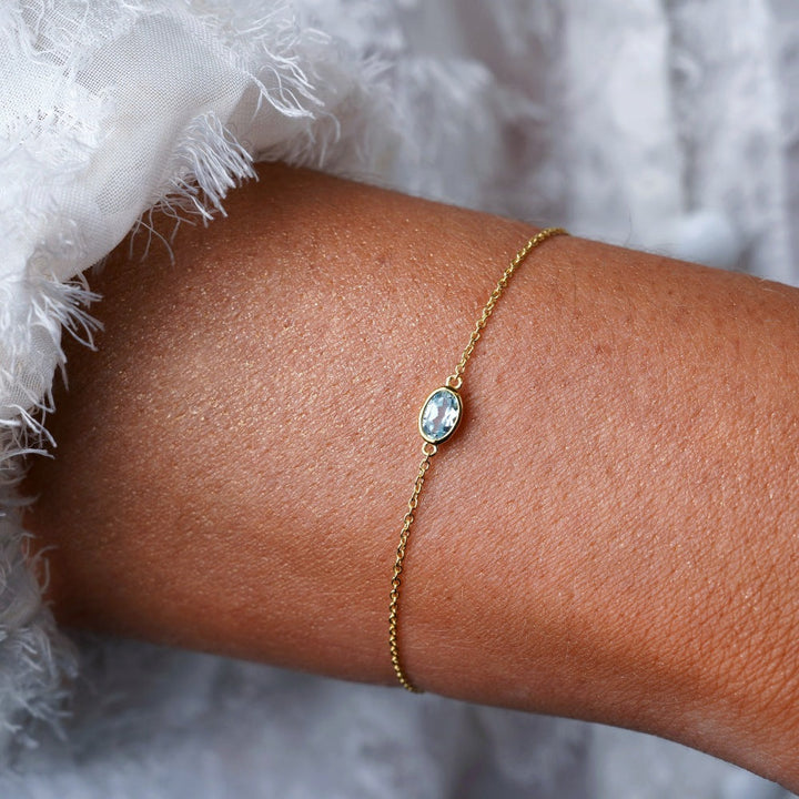 Pulsera de cristal en oro con Topacio Azul en oro. Pulsera con topacio azul cristal, que es la piedra de nacimiento de diciembre.