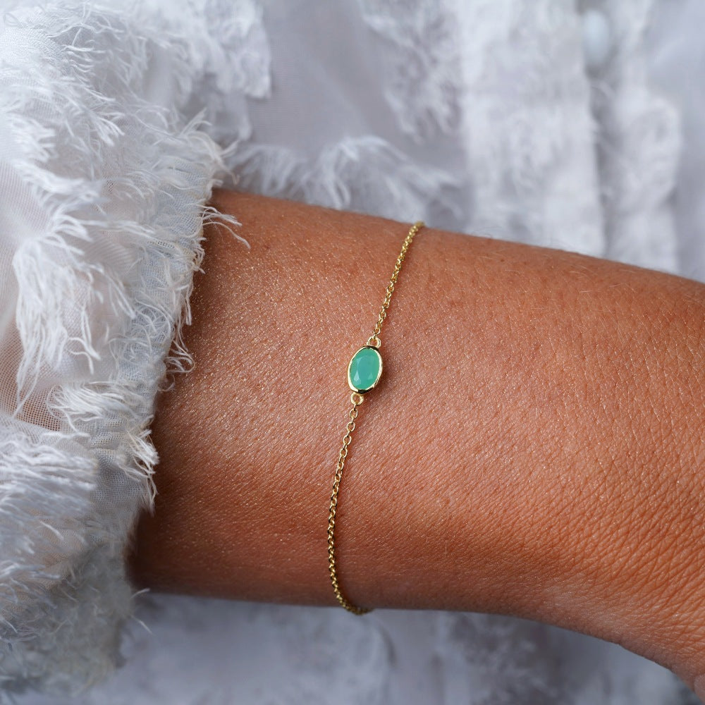 Pulsera de oro con Crisoprasa, piedra natal de mayo. Pulsera de cristal con piedra verde Crisoprasa en oro.