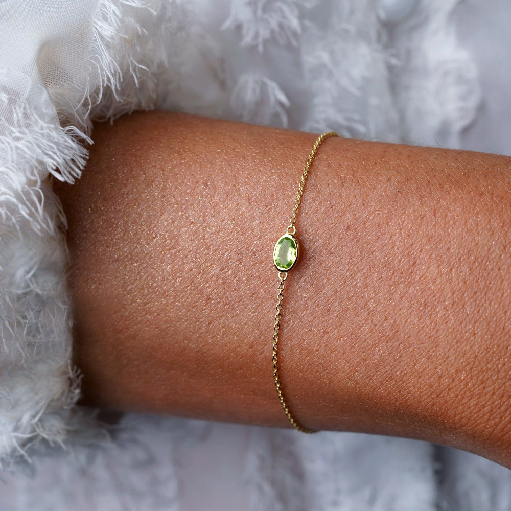 Pulsera de oro con cristal Peridoto. Pulsera con piedra verde Peridoto en oro.