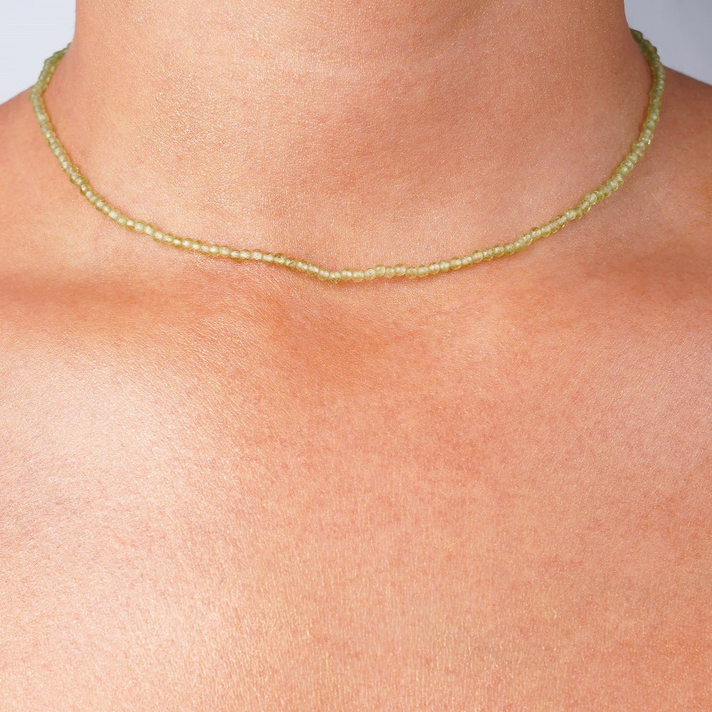 Collar con Peridoto que es un cristal verde y piedra natal de agosto. Collar de peridoto en oro.