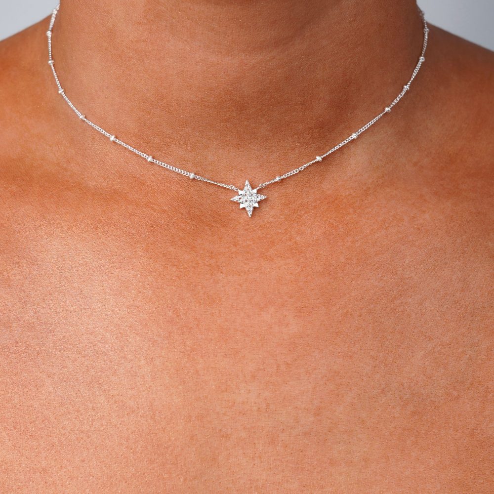 Collar de estrella en plata y con cristales de Topacio Blanco. Collar de plata con estrella brillante elaborado con piedras preciosas auténticas.