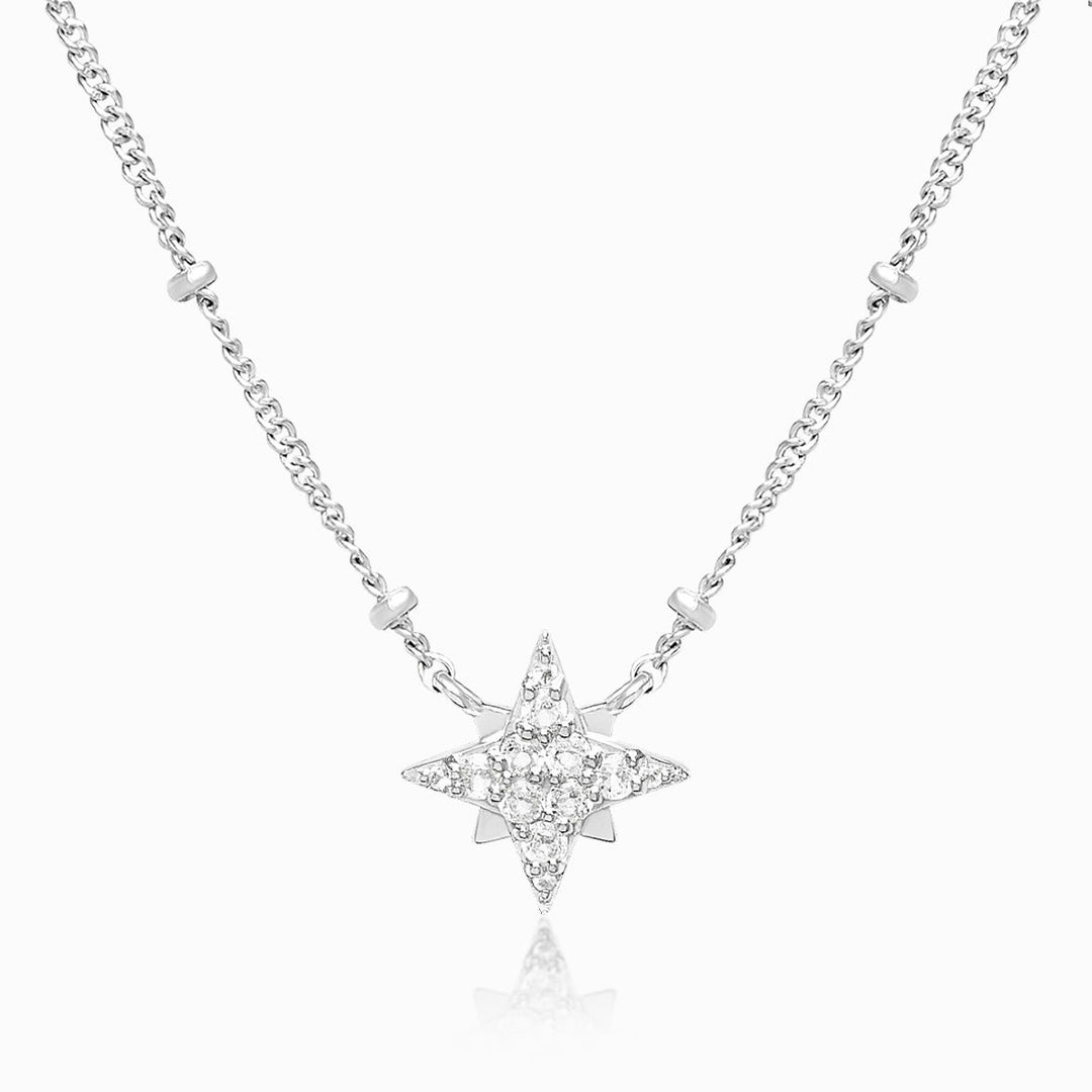 Collar de estrellas en plata con pequeños puntos en la cadena. Collar mágico en plata con estrella de cristales.