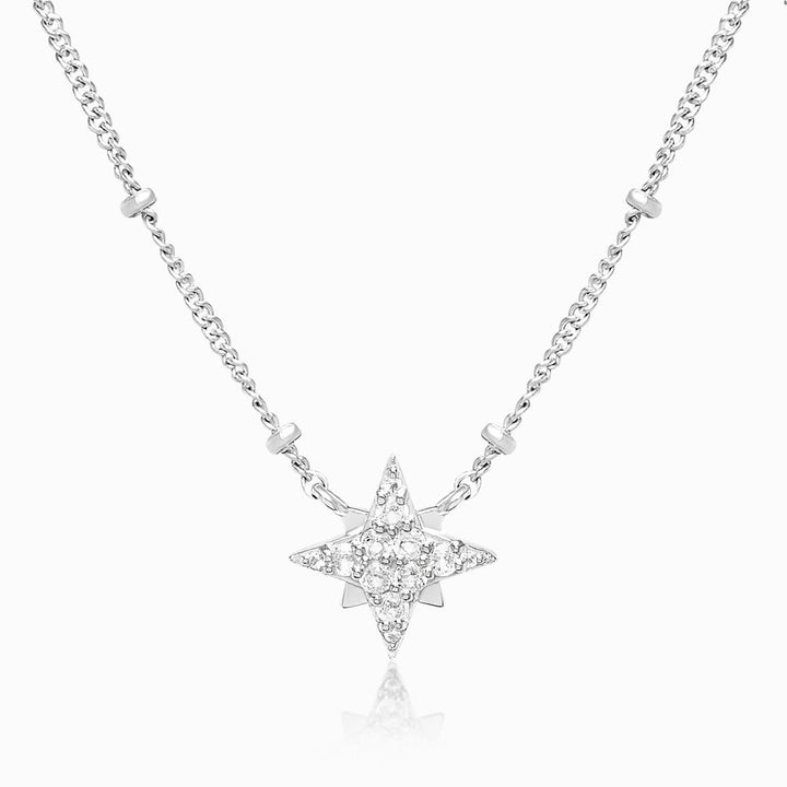 Collar de estrellas en plata con pequeños puntos en la cadena. Collar mágico en plata con estrella de cristales.