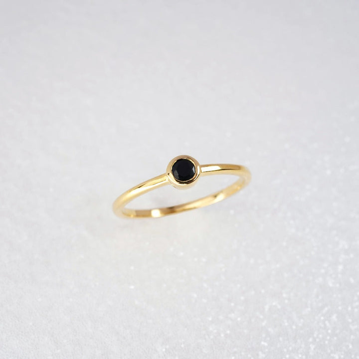 Anillo con cristal Onyx en oro. Anillo de cristal con Onix en oro. Anillo elegante y lujoso con piedra preciosa negra.