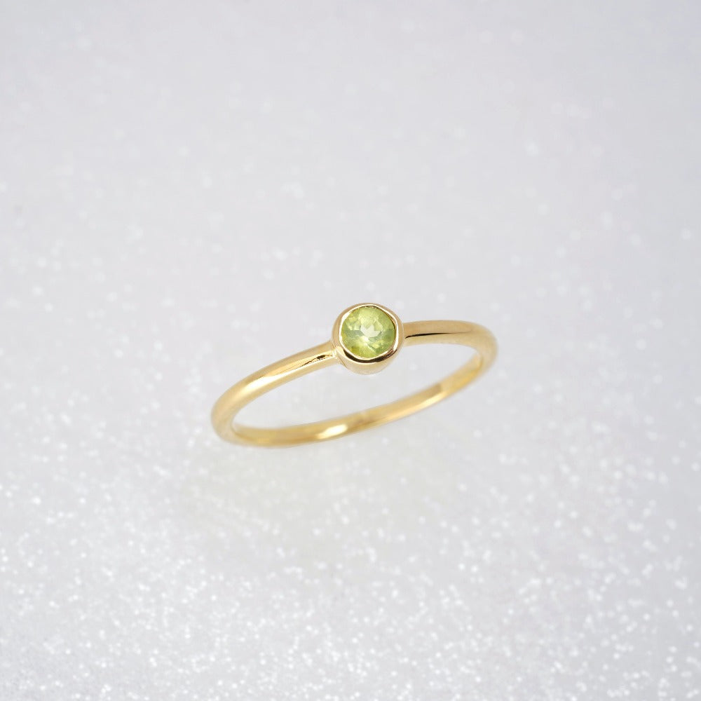 Anillo con cristal verde Peridoto. Moderno anillo de oro con Peridoto de elegante diseño.