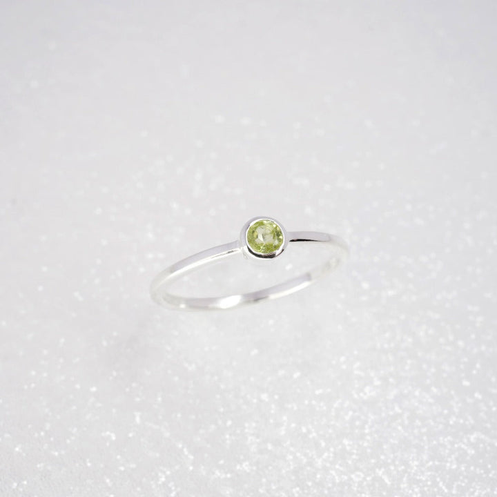 Anillo de plata con piedra preciosa Peridoto de diseño elegante y moderno. Anillo con cristal verde Peridoto que es la piedra de nacimiento de agosto.