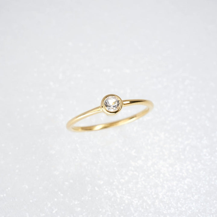 Anillo de oro con topacio blanco de diseño moderno. Elegante anillo con piedra preciosa Topacio Blanco.