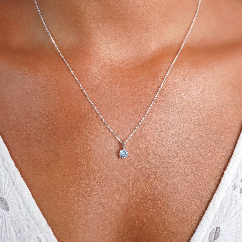 Collar Topas Azules en plata. Joya con la piedra de nacimiento de Diciembre Topacio Azul en Plata de Ley.