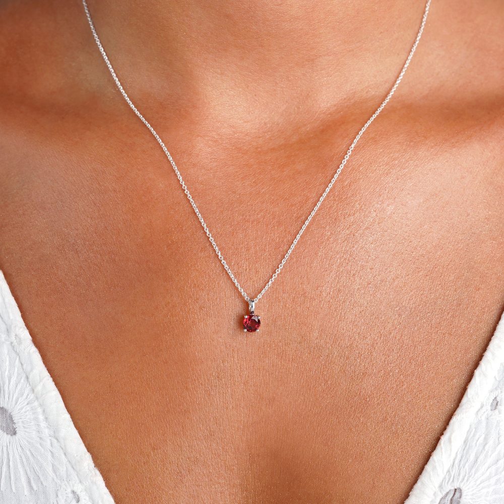 Joya con piedra natal de enero Granate en plata. Collar de cristal con granate rojo que simboliza la pasión, el coraje y la fuerza.