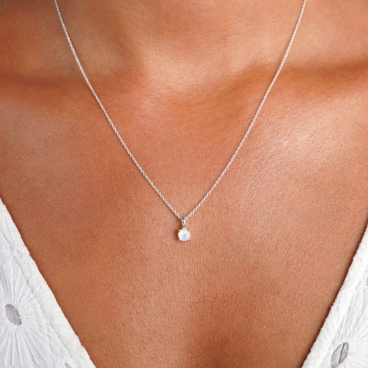 Collar con Piedra Luna, que es la piedra natal de junio. Joyas con cristal de piedra lunar arcoíris que es una piedra preciosa mágica.