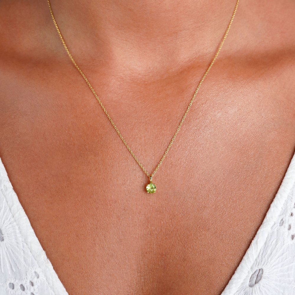 Joyas de cristal con peridoto, la piedra natal de agosto. Collar con piedra preciosa verde Peridoto que representa protección, curación y confianza.