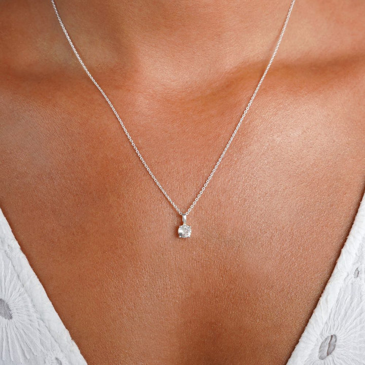 Collar con Topacio blanco en plata de primera ley. Joyas con piedra preciosa Topacio blanco que es la piedra natal de abril.