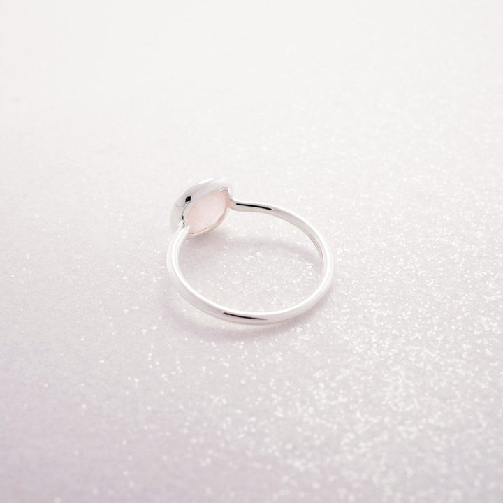 Anillo de cristal con cuarzo rosa, que es la piedra preciosa del amor. Anillo con cristal Cuarzo Rosa que es una piedra rosa con energías amorosas.