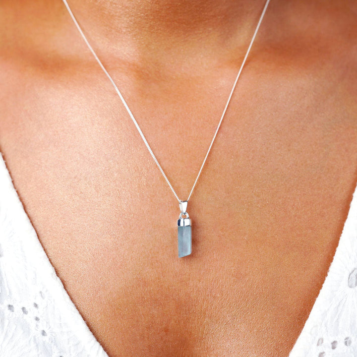 Collar con punta de cristal en Aguamarina, una preciosa piedra de color azul. Joyas con Aguamarina que es la piedra de comunicación y la piedra de nacimiento de marzo.