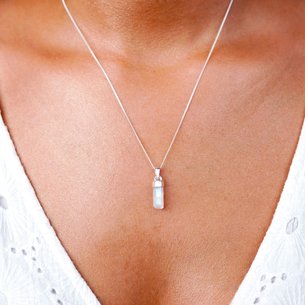 Collar con Piedra Luna en la punta, que es la piedra de nacimiento de junio. Punta de cristal con Piedra Luna Arco Iris que aporta energía y poder femenino.