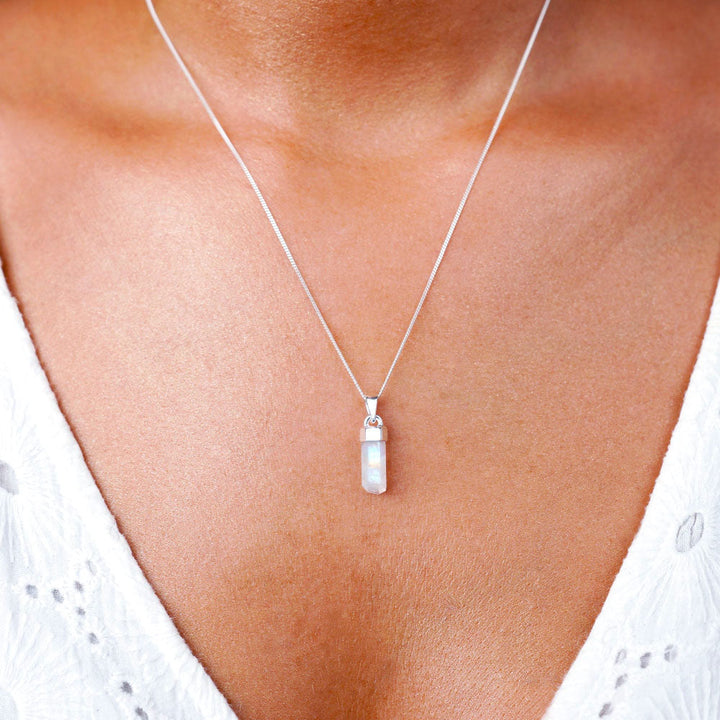 Collar con Piedra Luna en la punta, que es la piedra de nacimiento de junio. Punta de cristal con Piedra Luna Arco Iris que aporta energía y poder femenino.