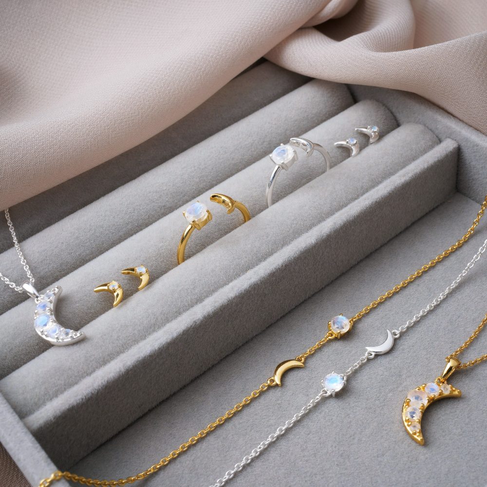 Colección Luna en plata y oro. joyas de cristal con lunas y piedras preciosas mágicas.