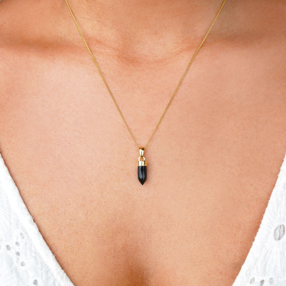 Mini punta de cristal con ónix, que es una piedra preciosa negra y representa protección. El collar con la piedra preciosa negra Ónix se puede llevar como amuleto protector.