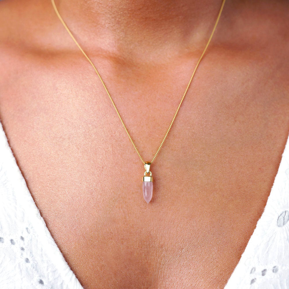 Collar con mini punta de Cuarzo Rosa, que es la piedra del mes de octubre. Piedra preciosa rosa El cuarzo rosa es el cristal del amor y es hermoso para llevar en un collar.