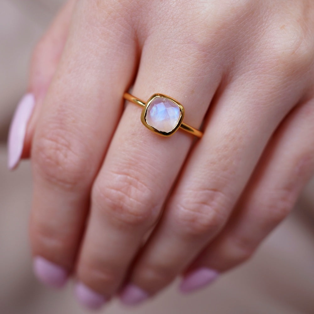 Anillo con la Piedra Luna en oro, piedra de nacimiento de junio. Elegante anillo de cristal con Piedra Luna Arco Iris en oro.