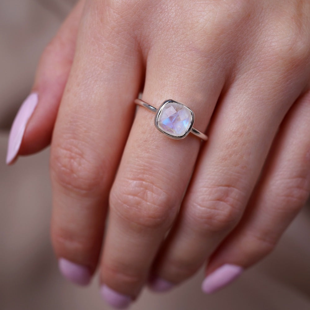 Anillo de plata con Piedra Lunar Arcoíris que tiene un hermoso brillo y la piedra de nacimiento de junio. Anillo con cristal Piedra Luna en plata con un diseño elegante.