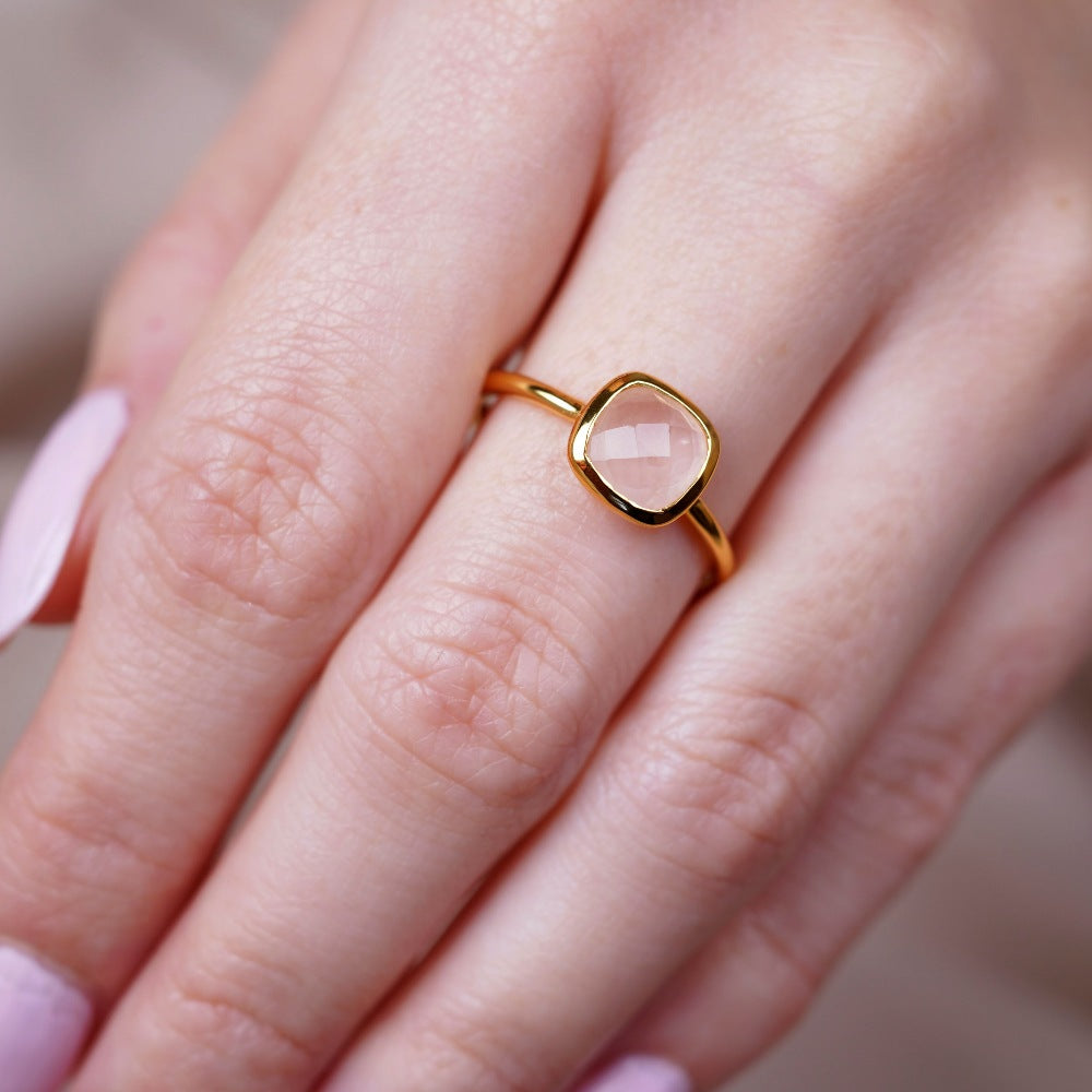 Anillo con cristal de cuarzo rosa que es de color rosa y piedra natal de octubre. Anillo de oro con piedra preciosa rosa Cuarzo rosa que simboliza el amor.